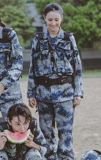 军营吃瓜的视频,吃瓜视频展现军人日常欢乐时光