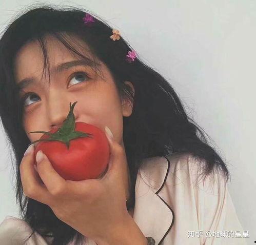 埋头吃瓜的头像女人