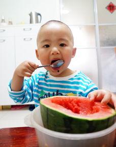 可爱的亲子吃瓜,一起吃瓜，共享甜蜜时光